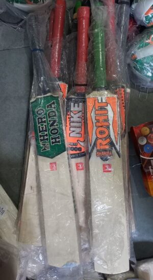 //// CRICKET BAT WOODEN NO. 3 MRP RS 300