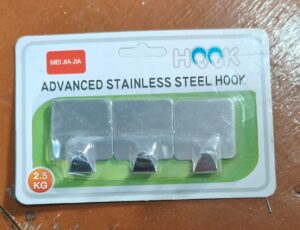 Packaging for an advanced stainless steel hook set with three mounting hooks, 2.5 kg capacity.